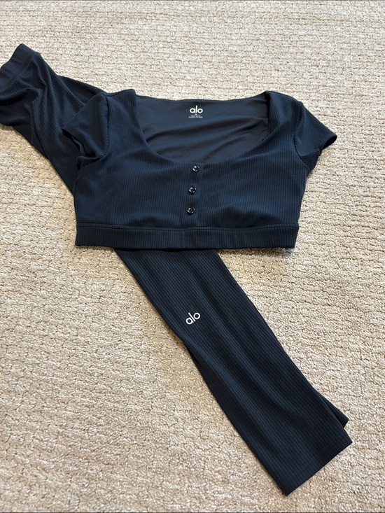 ALO Yoga Pants - Alo Set Pre Loved Ribbed Cropped M Top, Ribbed Leggings Small